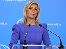 Мария Захарова забросила мяч в корзину на благотворительном матче по баскетболу