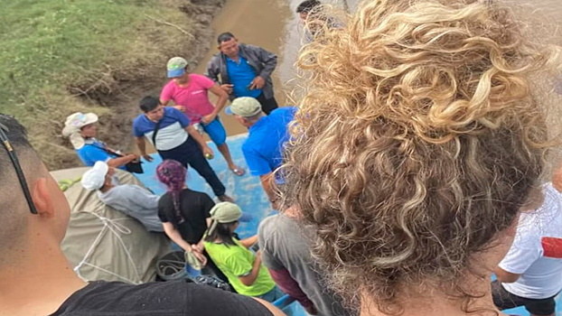 Перуанские индейцы захватили туристическое судно со 150 людьми