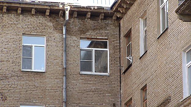 Потолок одной из квартир в Жуковском обрушился на пол