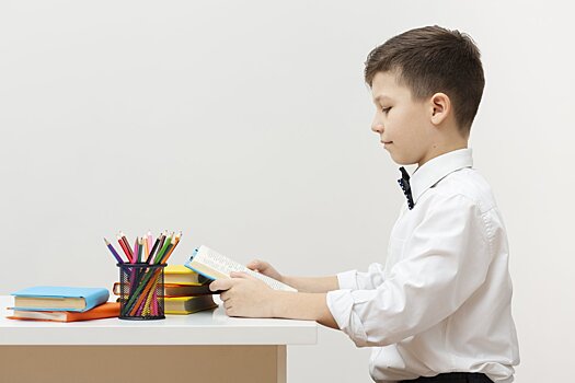 Как выбрать письменный стол для школьника: отвечает ортопед