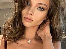 Алеся Кафельникова вышла в свет в дерзком наряде с голым животом