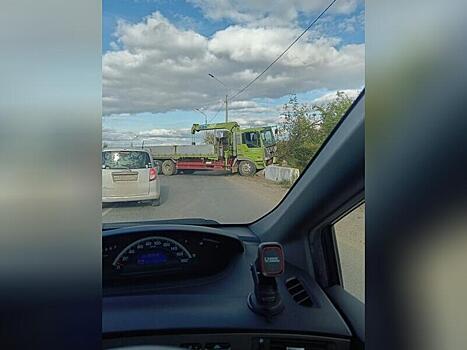 Большегруз въехал в бетонные блоки на дороге около аэропорта в Чите