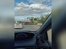 Большегруз въехал в бетонные блоки на дороге около аэропорта в Чите