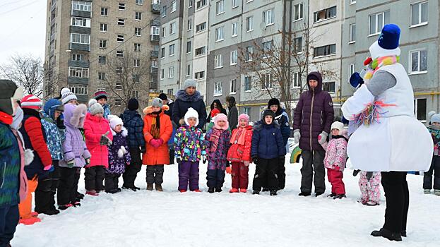 Дружные обнимашки сегодня устроили дети во дворе на Щетинина, где прошел фестиваль «Выходи гулять»