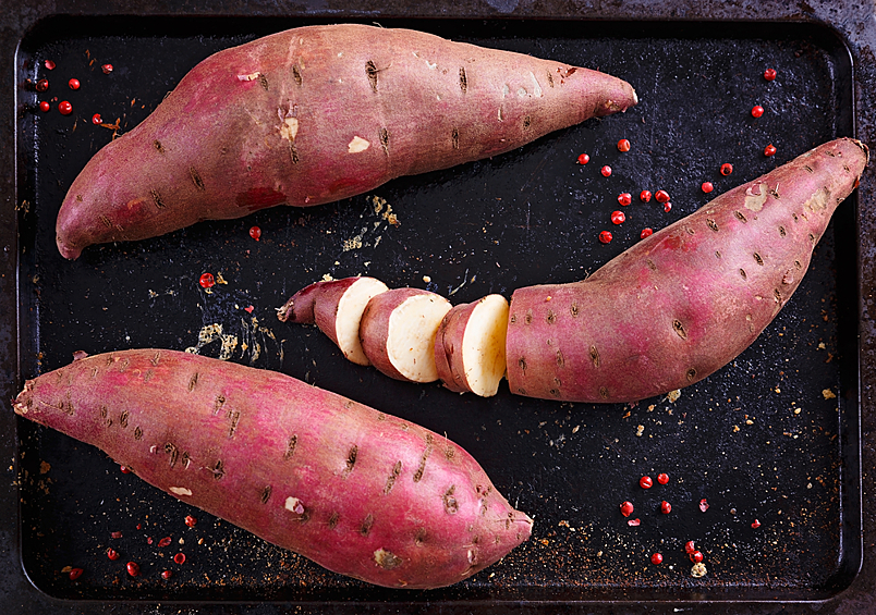 Сладкий картофель содержит витамины С, В6, марганец и калий, что делает его незаменимым при борьбе с простудой и стрессом.