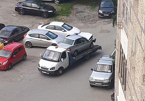 На Уралмаше водитель Lada протаранил дерево после того как поссорился с другом