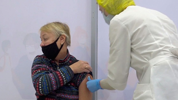 Обязательная вакцинация в Петербурге породила очереди на прививку среди пенсионеров