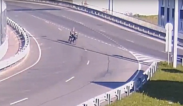 ДТП с велосипедистом на Втором эстакадном мосту попало на видео
