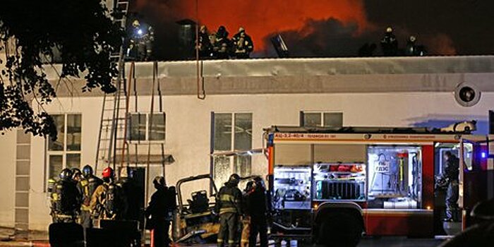 Пожарные почтили память погибших при тушении склада на Амурской улице в Москве