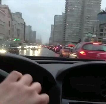 Госавтоинспекция изучает видео с объездом пробки по «выделенке» в Москве