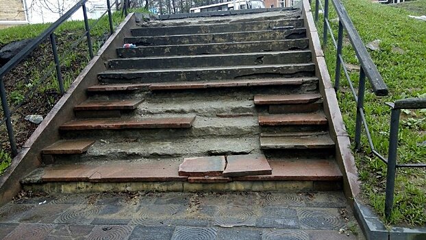 «Вот-вот кто-нибудь убьется»: петрозаводчане требуют отремонтировать аварийную лестницу в центре