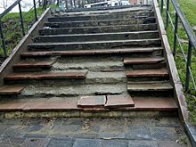 «Вот-вот кто-нибудь убьется»: петрозаводчане требуют отремонтировать аварийную лестницу в центре