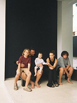 Сергей Жуков поделился фотографией с детьми и высказался об отцовстве: «Неописуемое чувство»