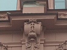 Декоративны элементы на фасаде дома Бака на Кирочной укрепят специальной арматурой