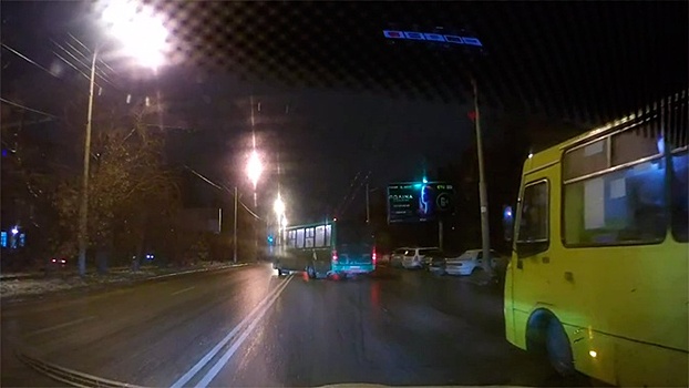 Вот это поворот: на дорогах Екатеринбурга происходят массовые ДТП из-за погодной аномалии