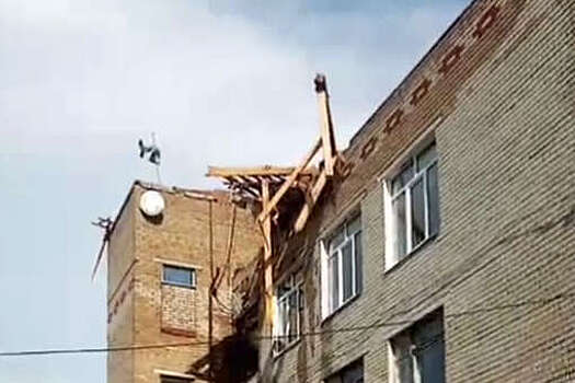 В Свердловской области сильный ветер снес крышу и повредил кровлю школы