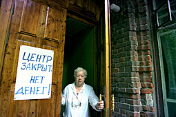 Сотрудник в дверях Детского гастроэнтерологического центра: 400 врачей были вынуждены уйти в отпуск из-за нехватки финансирования, а больных детей отправили домой. На двери висит плакат: «Центр закрыт. Нет денег!», Россия, 1990-е