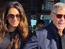 Амаль Клуни вышла в свет в черном платье с откровенным декольте