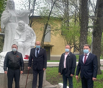 Цветы к Монументу рабочим завода «Калибр» возложили на аллее Героев
