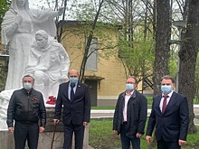 Цветы к Монументу рабочим завода «Калибр» возложили на аллее Героев