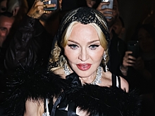 Мадонна выложила фото в корсете и чулках