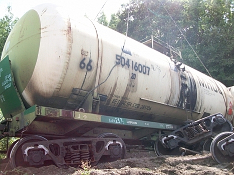 На железной дороге в Приамурье опрокинулись три цистерны с топливом