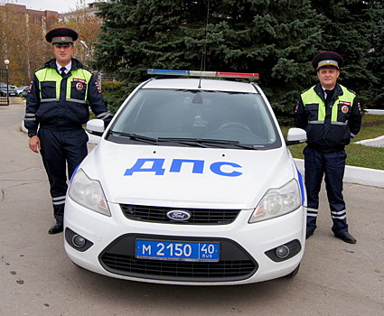 Сотрудники ГИБДД спасли ребенка из заблокированного автомобиля