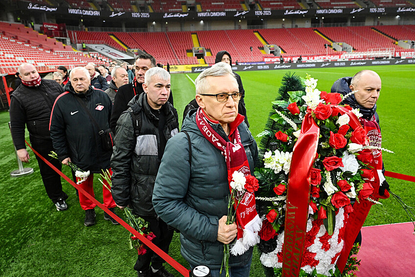 Поклонники и болельщики «Спартака» на церемонии прощания с футболистом Никитой Симоняном на стадионе «Лукойл Арена» в Москве, 27 ноября 2025 года
