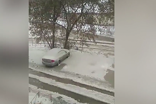 Топит три дня: в Челябинске устранению коммунальной аварии помешал столб электросетей