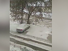 Топит три дня: в Челябинске устранению коммунальной аварии помешал столб электросетей