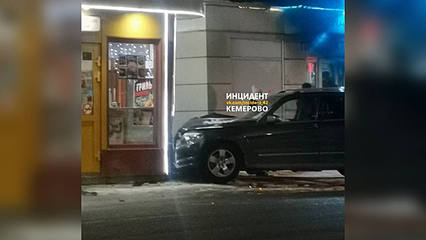 Соцсети: Mercedes въехал в придорожное кафе в Кузбассе