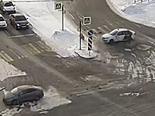 В Челябинске пассажир с собакой вылетели из попавшего в ДТП такси