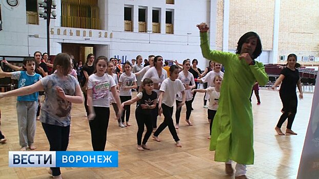 «Краски Индии». Гуру индийского танца провёл мастер-класс для воронежцев