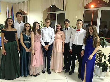 Выселковские старшеклассники вальсировали на Осеннем балу