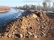 Берег реки Чита укрепляют круглосуточно