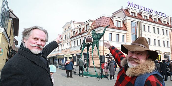 В Минске установили скульптуру Сальвадора Дали "Триумфальный слон"