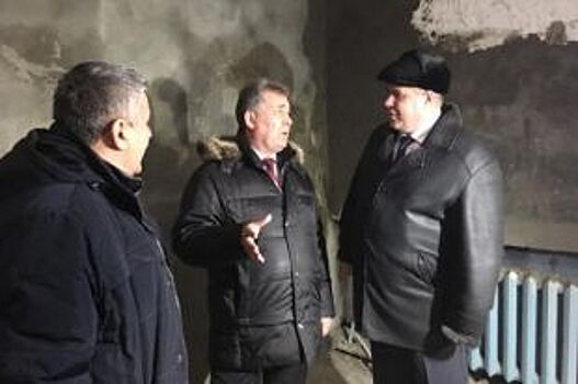 Александр Романенко проконтролировал ход ремонта бассейна «Дельфин»