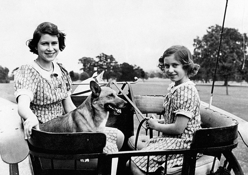Принцесса Маргарет и принцесса Елизавета отдыхают в саду, 1941 год