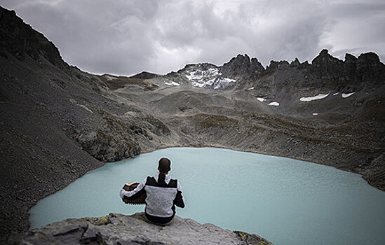 В Швейцарии провели «похороны» ледника, который исчез из-за глобального потепления