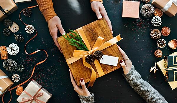 10 необычных способов вручения новогоднего подарка