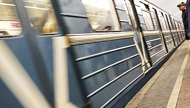 В московском метро пассажир угрожал полицейским пистолетом
