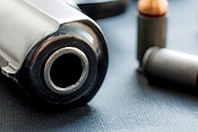 Shot: школьница случайно выстрелила в подростка из пневматического пистолета