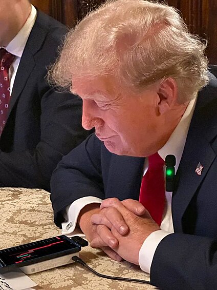Дональд Трамп смотрит на падение мировых финансовых индексов