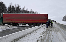 В Свердловской области перекрывали федеральную трассу из-за ДТП с грузовиком