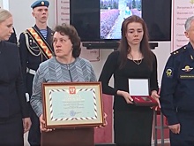 Родственникам героически погибшего в спецоперации капитана ВДВ Курганова вручили Звезду Героя России