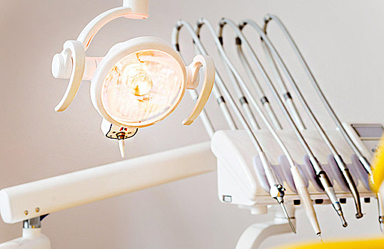 Сделать зубы: насколько изменились цены и материалы для установки зубных имплантатов?
