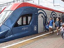 Скоростная электричка бесшумно летит по рельсам