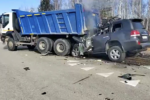Toyota Land Cruiser влетел под самосвал в Амурской области и загорелся