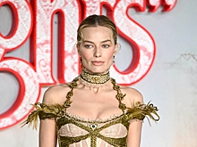 Марго Робби взбудоражила фанатов кожаным мини-платьем