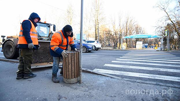Заключенные изготовили деревянные урны, которые устанавливают на улицах Вологды
